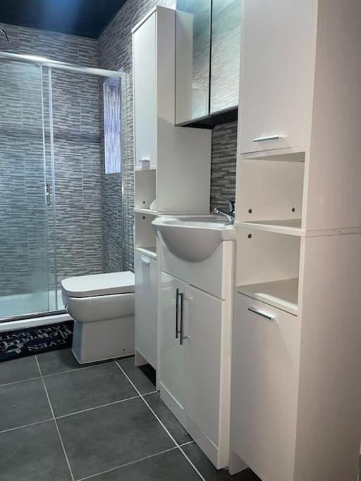 Modern 2 Bedroom In Centre *
